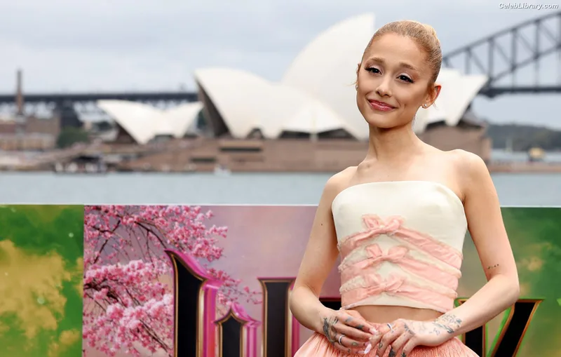 Ariana Grande photo 3 of 3118