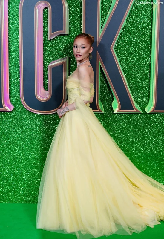Ariana Grande photo 6 of 3118