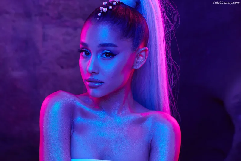 Ariana Grande photo 7 of 3118