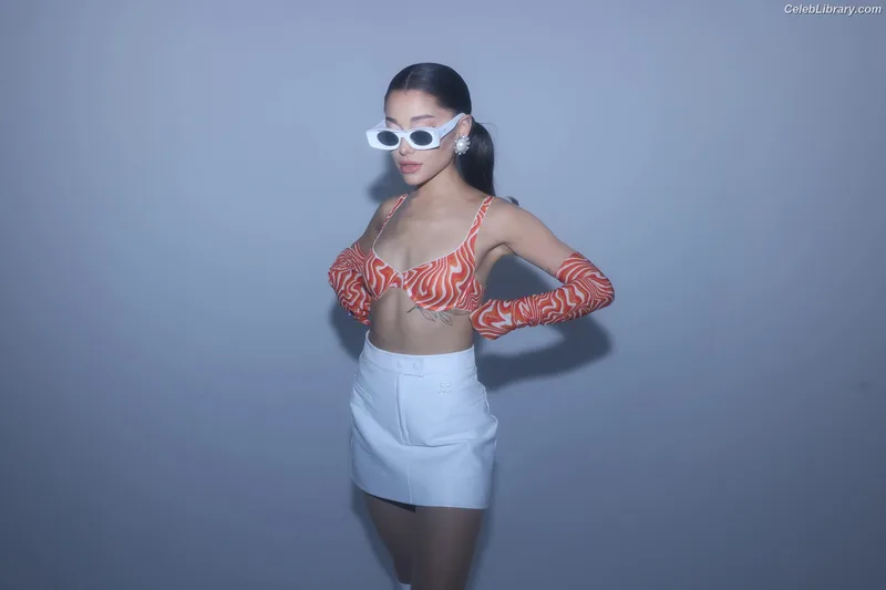Ariana Grande photo 8 of 3118
