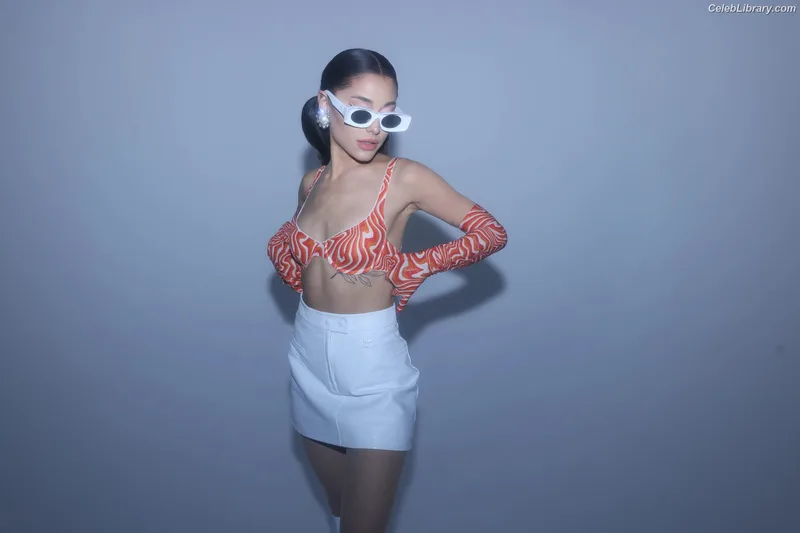 Ariana Grande photo 9 of 3118
