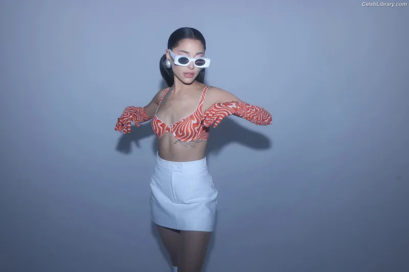 Ariana Grande photo 10 of 3118