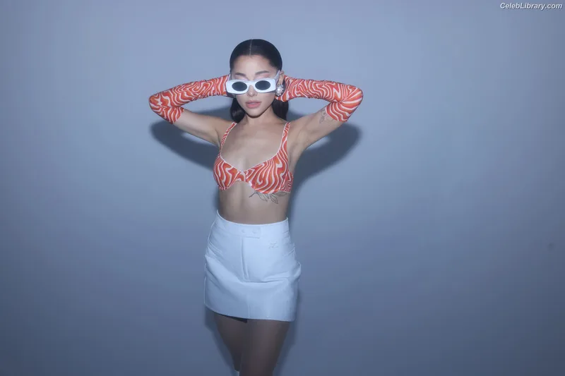 Ariana Grande photo 11 of 3118