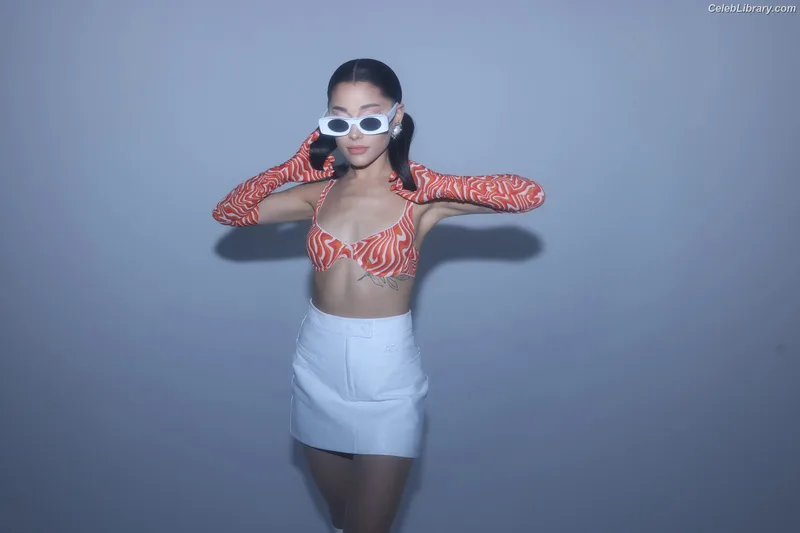 Ariana Grande photo 12 of 3118