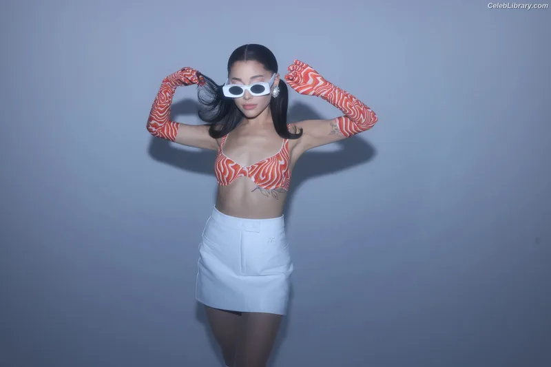 Ariana Grande photo 13 of 3118