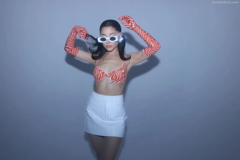 Ariana Grande photo 14 of 3118