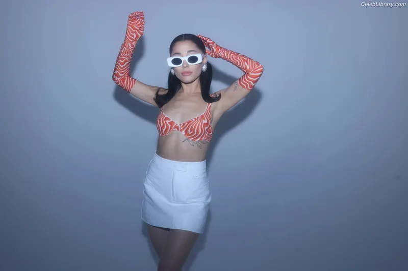 Ariana Grande photo 15 of 3118