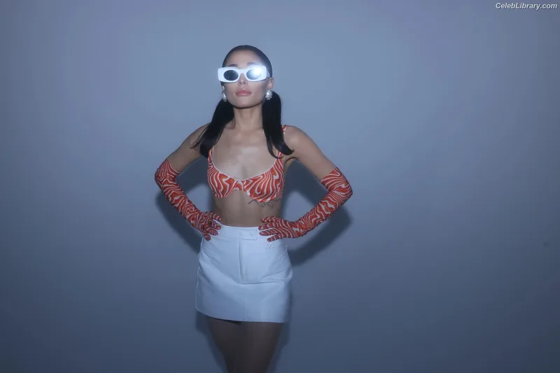 Ariana Grande photo 16 of 3118