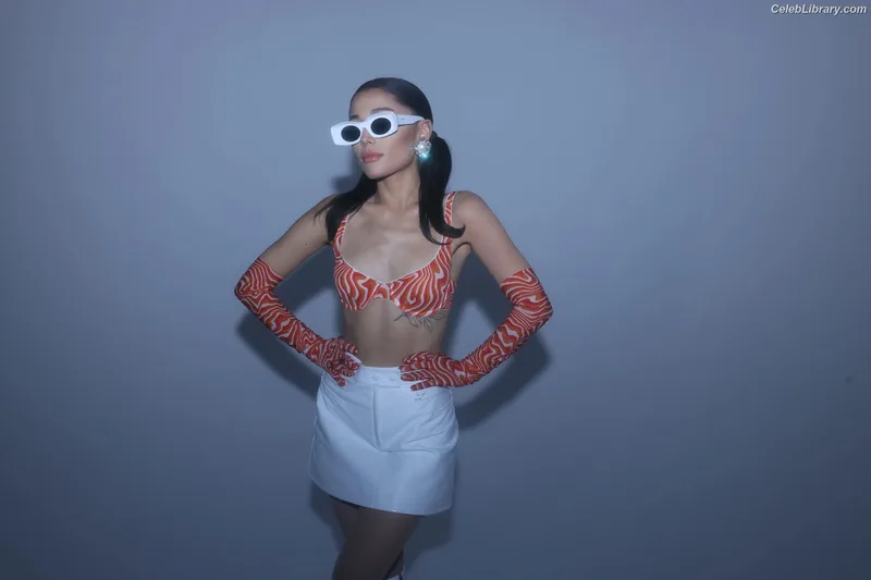 Ariana Grande photo 17 of 3118