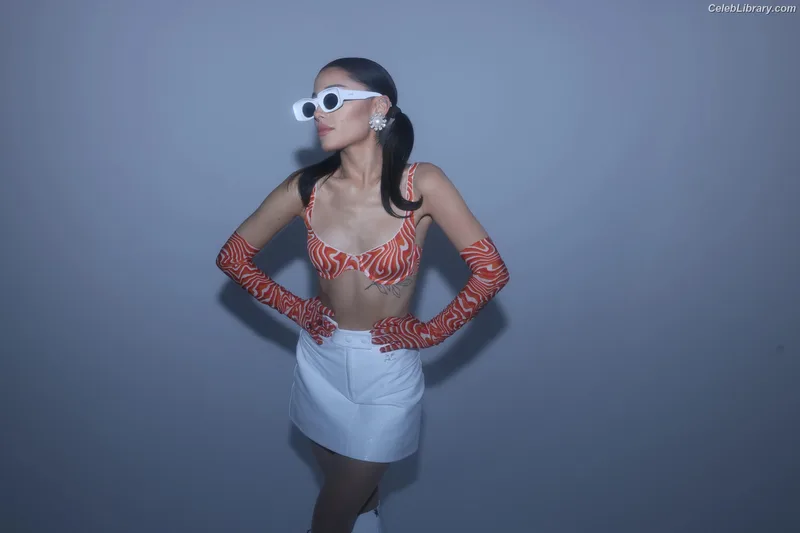 Ariana Grande photo 18 of 3118