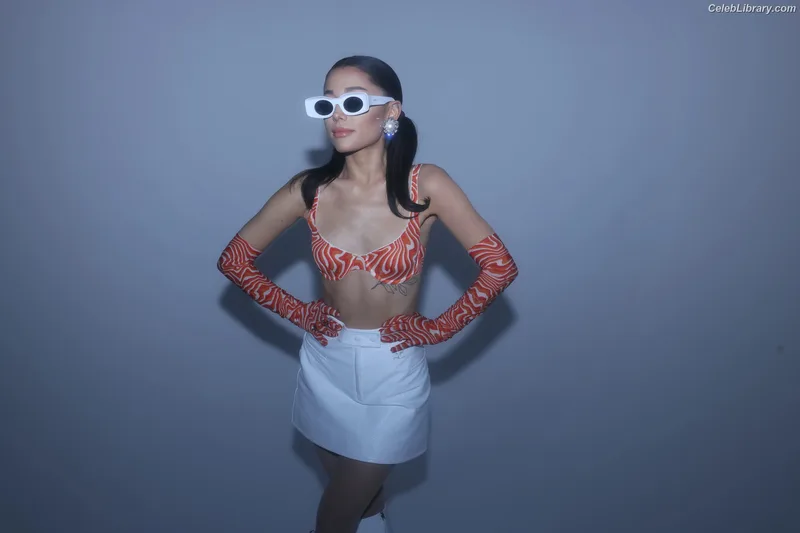 Ariana Grande photo 19 of 3118