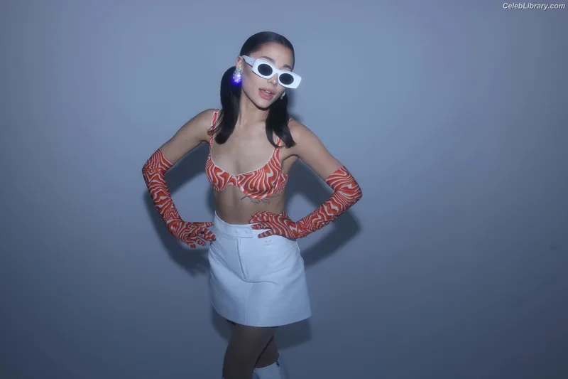 Ariana Grande photo 21 of 3118