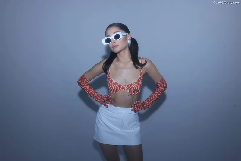 Ariana Grande photo 22 of 3118