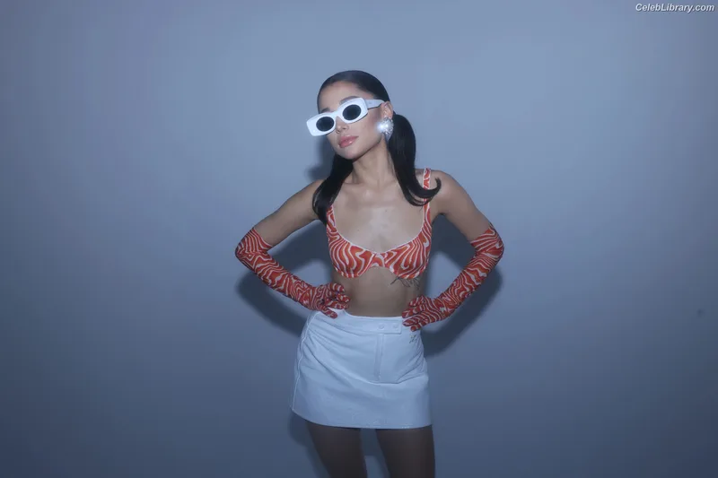 Ariana Grande photo 23 of 3118