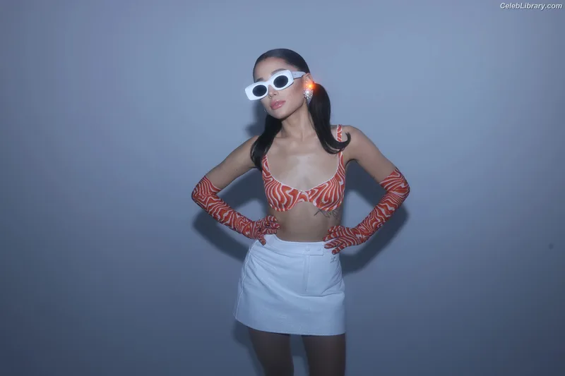 Ariana Grande photo 24 of 3118