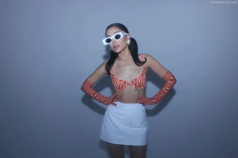 Ariana Grande photo 1 of 3118