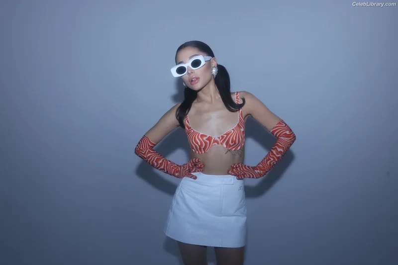 Ariana Grande photo 2 of 3118