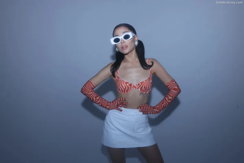 Ariana Grande photo 3 of 3118