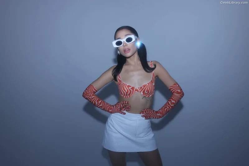 Ariana Grande photo 4 of 3118