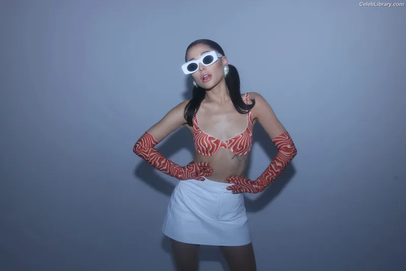 Ariana Grande photo 5 of 3118