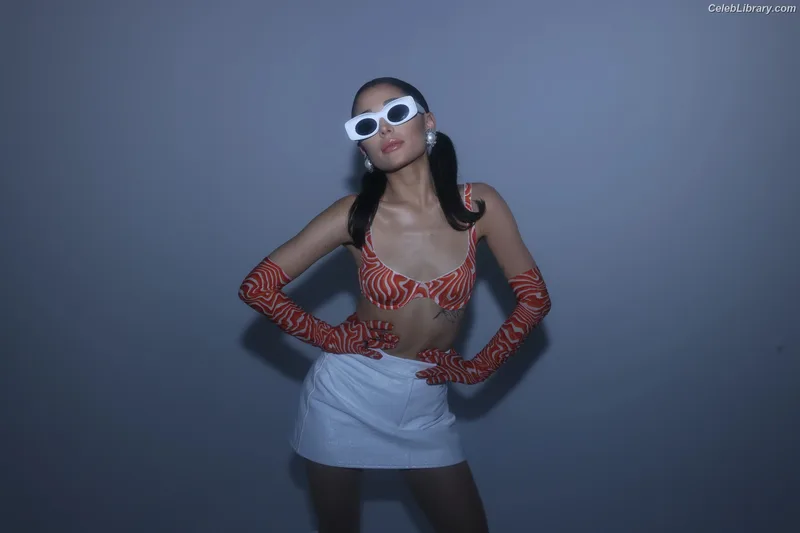 Ariana Grande photo 6 of 3118
