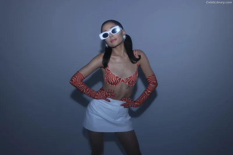 Ariana Grande photo 7 of 3118