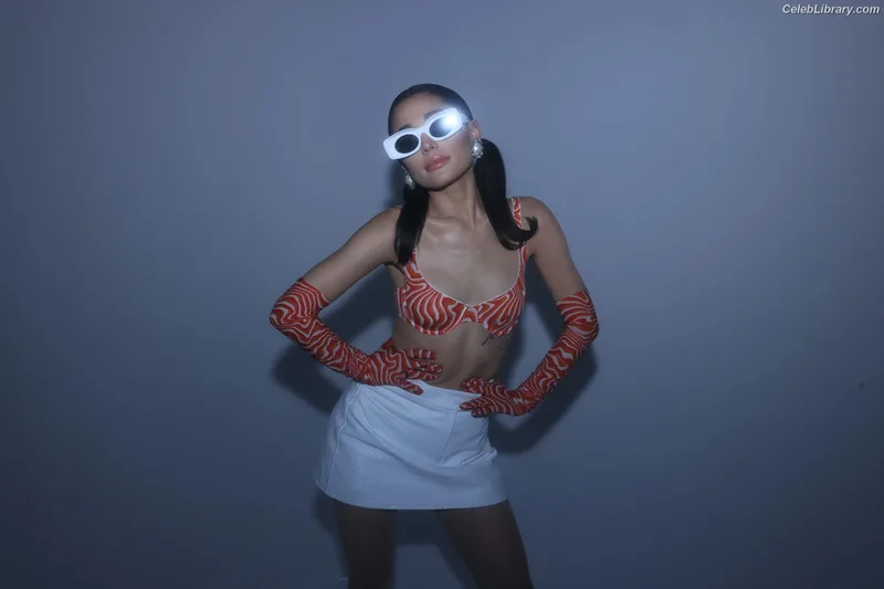 Ariana Grande photo 8 of 3118