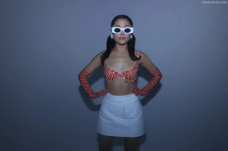Ariana Grande photo 9 of 3118