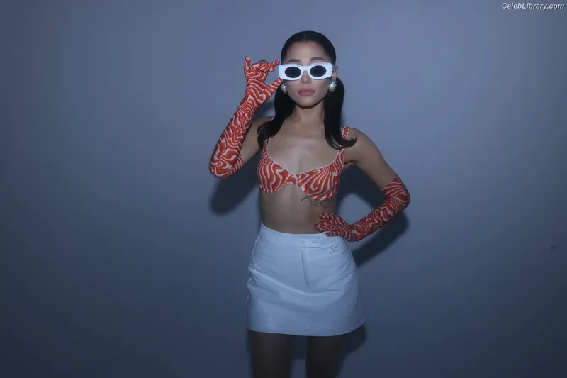 Ariana Grande photo 10 of 3118