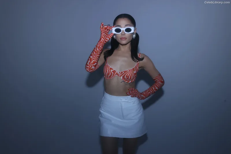 Ariana Grande photo 11 of 3118