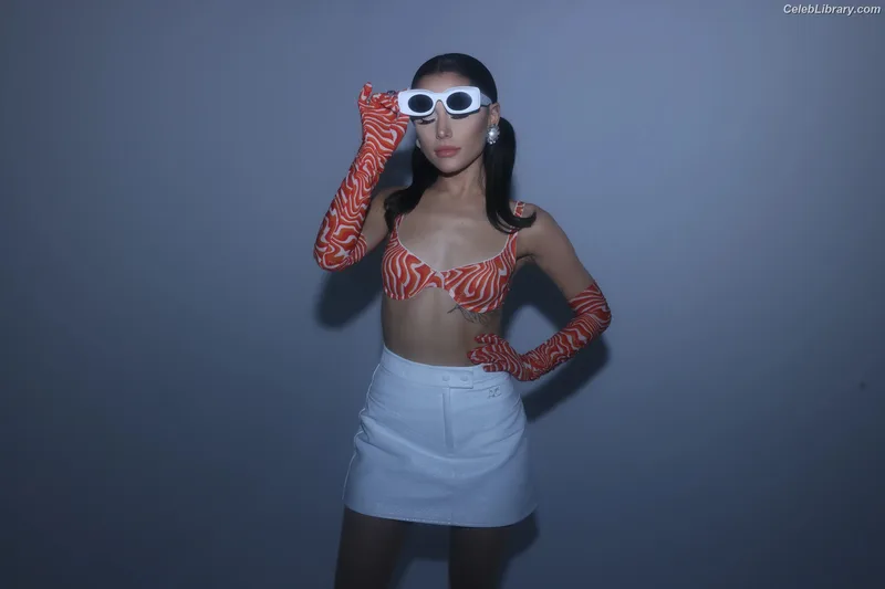 Ariana Grande photo 12 of 3118