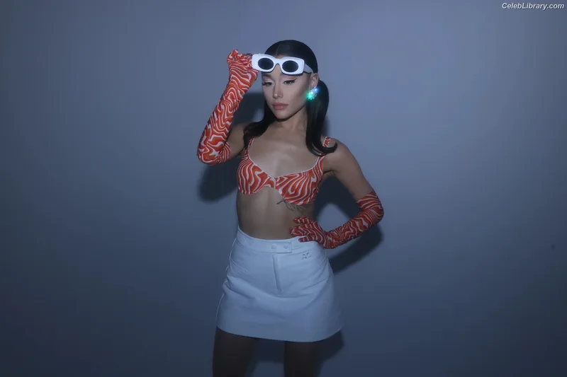 Ariana Grande photo 13 of 3118