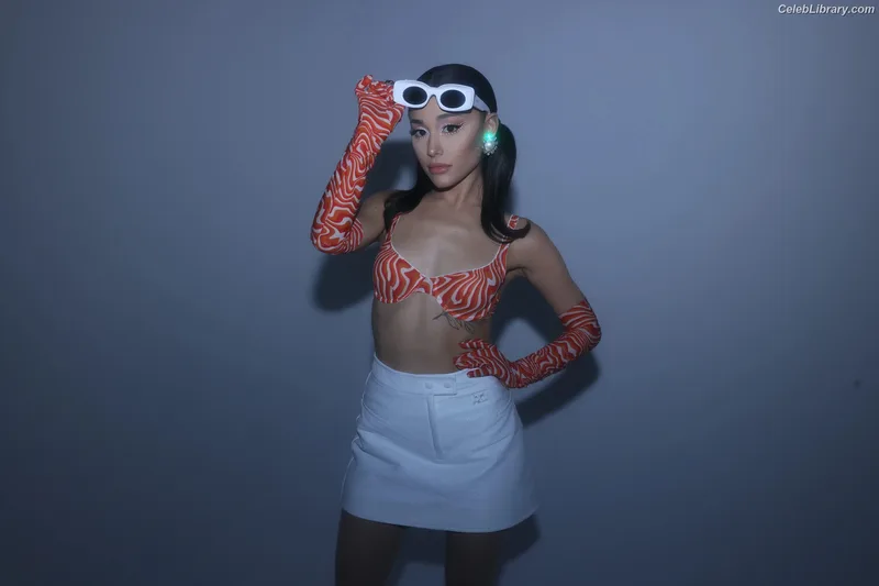 Ariana Grande photo 14 of 3118