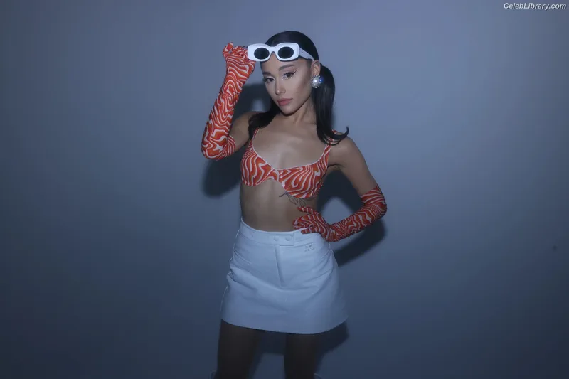 Ariana Grande photo 15 of 3118