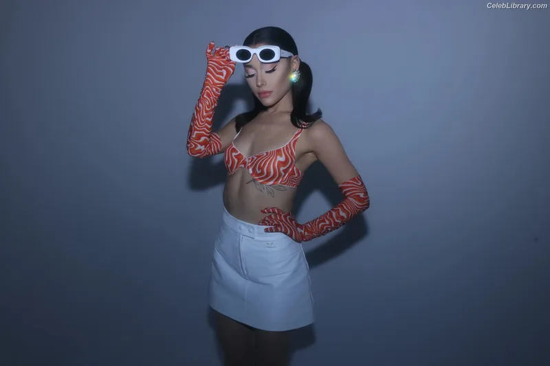 Ariana Grande photo 17 of 3118