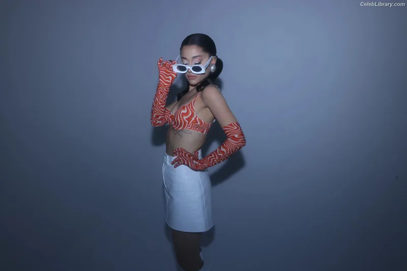 Ariana Grande photo 18 of 3118
