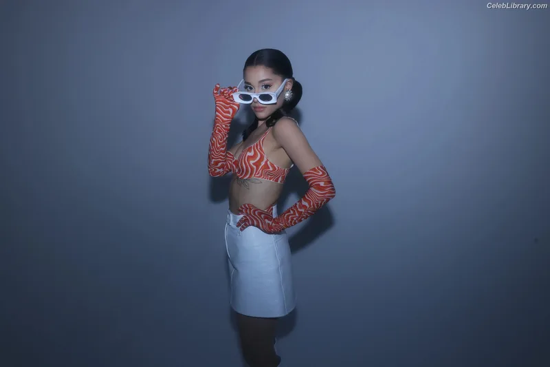 Ariana Grande photo 19 of 3118