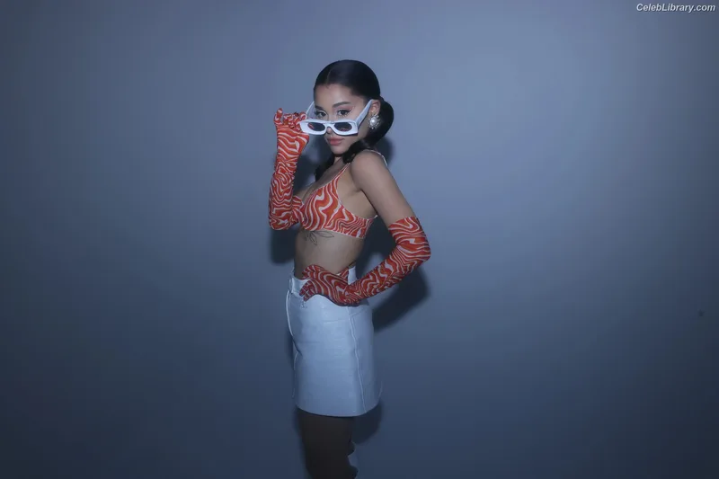Ariana Grande photo 21 of 3118
