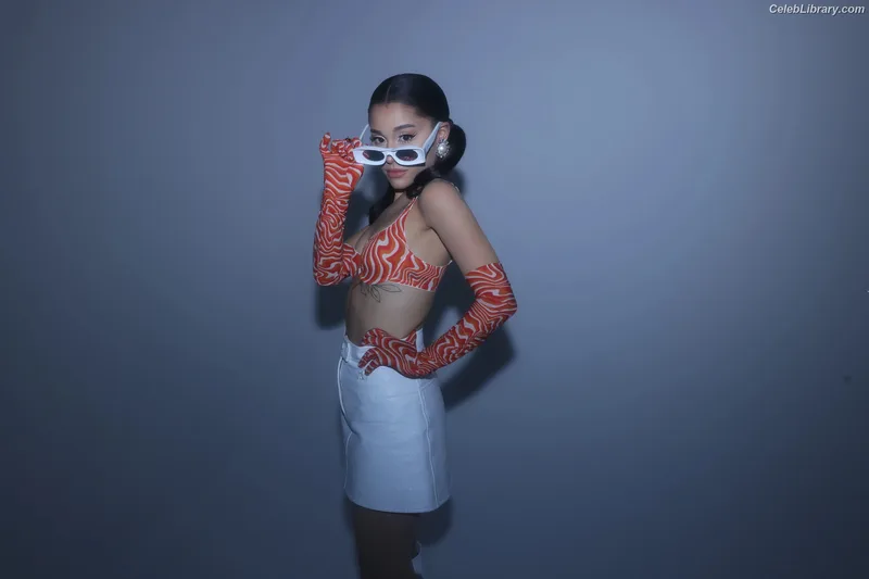 Ariana Grande photo 22 of 3118