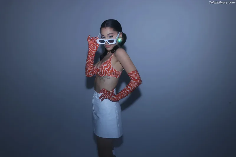 Ariana Grande photo 23 of 3118
