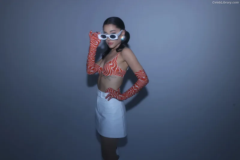Ariana Grande photo 24 of 3118