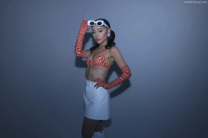 Ariana Grande photo 1 of 3118