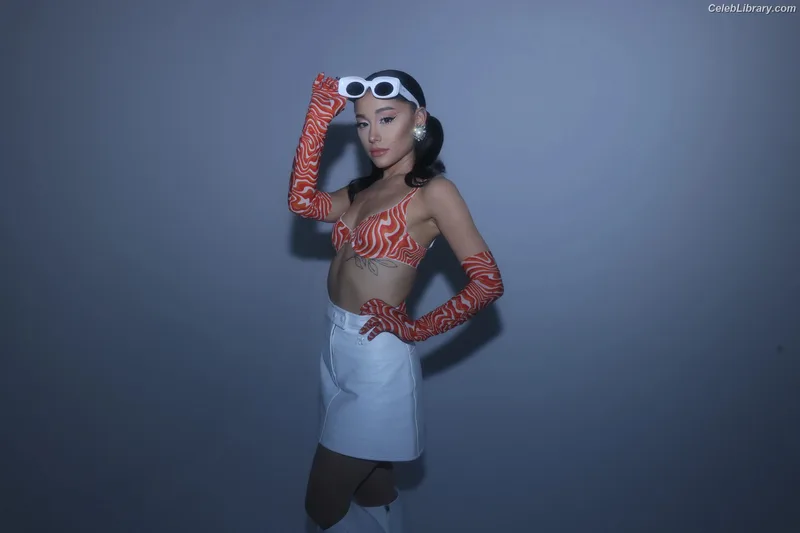 Ariana Grande photo 2 of 3118