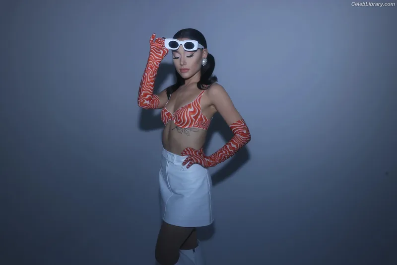 Ariana Grande photo 3 of 3118