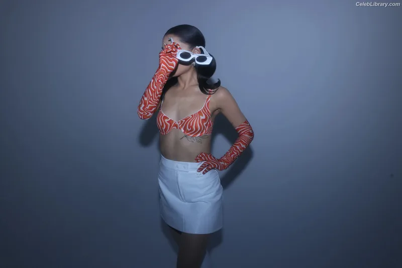 Ariana Grande photo 4 of 3118