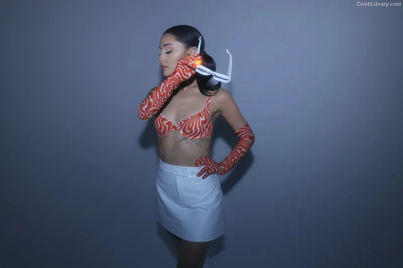 Ariana Grande photo 5 of 3118