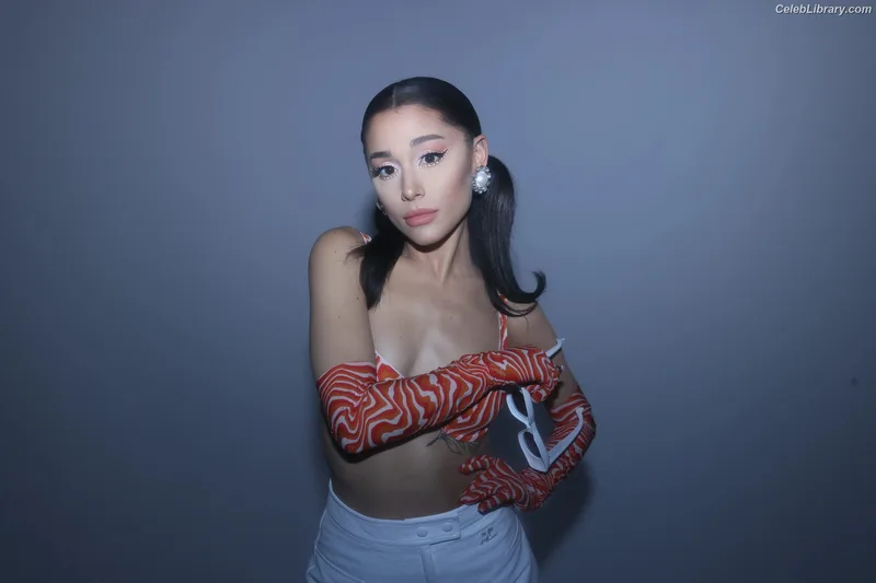 Ariana Grande photo 6 of 3118