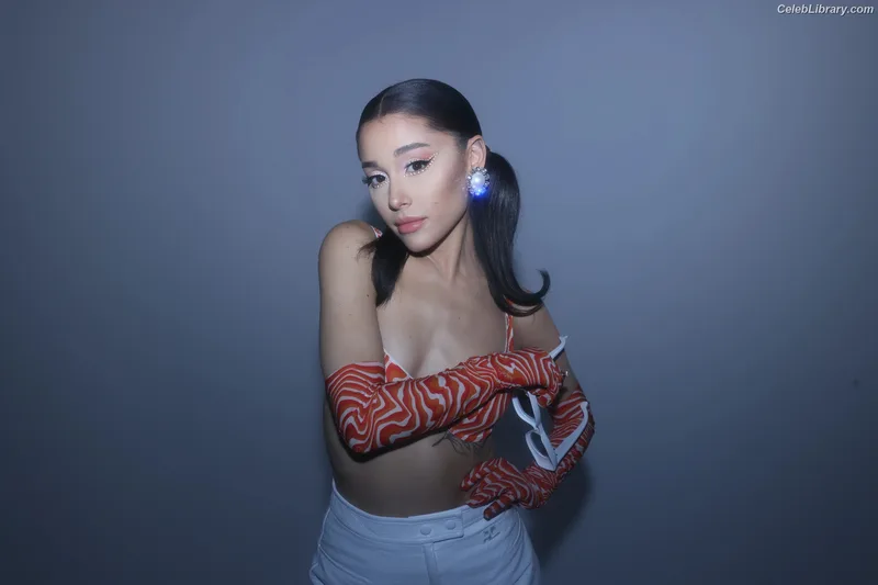 Ariana Grande photo 7 of 3118