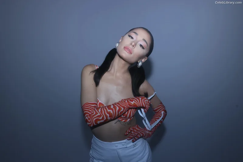 Ariana Grande photo 8 of 3118
