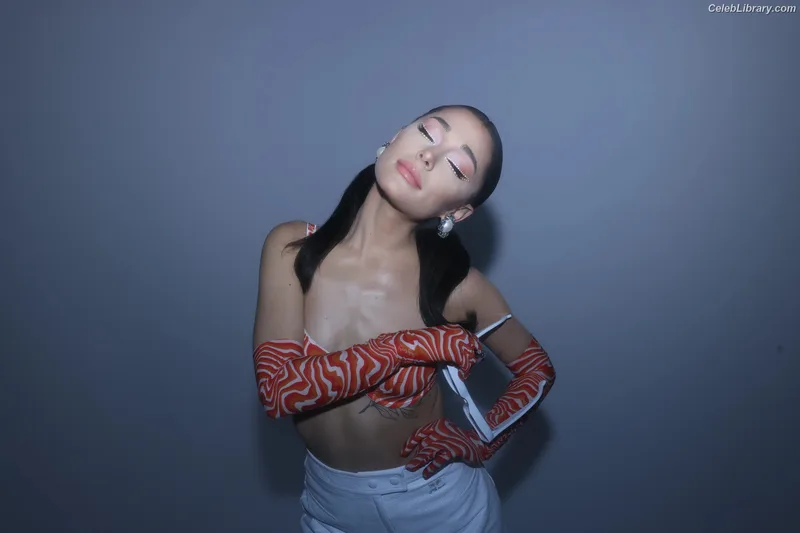 Ariana Grande photo 9 of 3118